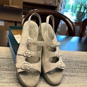 SAS White Tripad Comfort Sandals Size 8.5 S Narrow